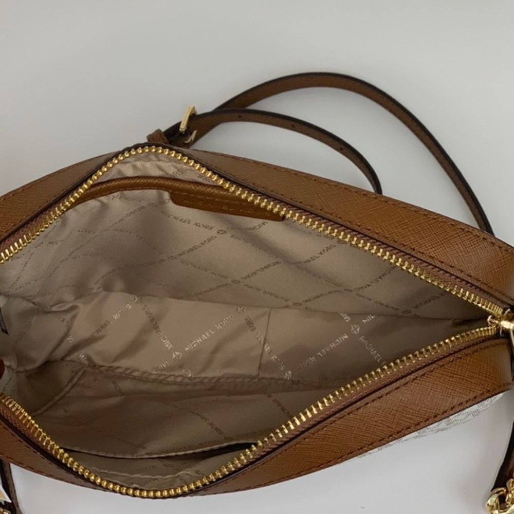 ❤️ Michael Kors Crossbody and Wallet Vanilla - Picture 5 of 8
